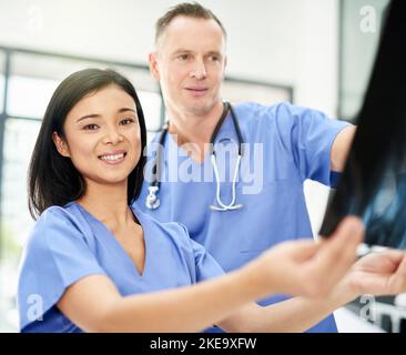 La vostra salute è della massima importanza. Medici in un ospedale. Foto Stock