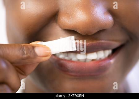 Donna masticare umido umido fumo tabacco Snus prodotto Foto Stock