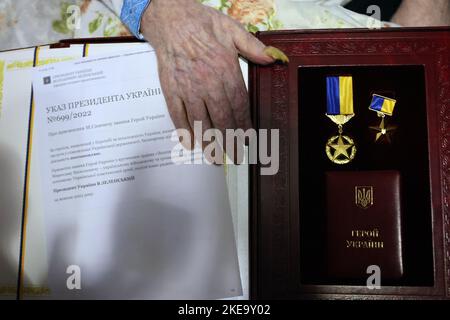 Non esclusiva: KOLOMYIA, UCRAINA - 10 NOVEMBRE 2022 - il decreto del presidente dell'Ucraina Volodymyr Zelenskyy, l'Eroe di Ucraina titolo carta d'identità e t Foto Stock