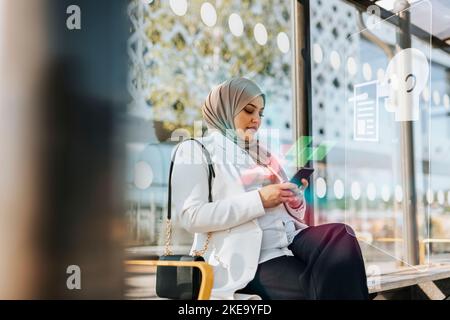 Donna che legge le notizie false sul telefono delle cellule Foto Stock