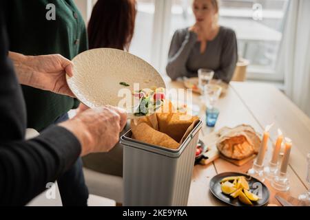 Pulizia della famiglia dopo cena Foto Stock