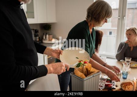 Pulizia della famiglia dopo cena Foto Stock