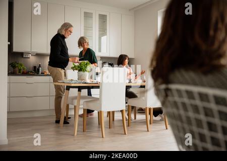 Pulizia della famiglia dopo cena Foto Stock