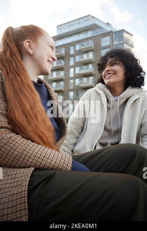 Giovani amiche che parlano all'aperto Foto Stock