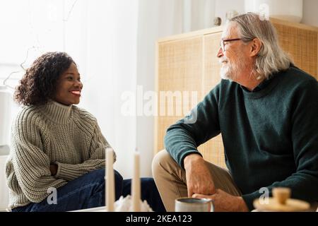Uomo e donna che parlano a casa Foto Stock