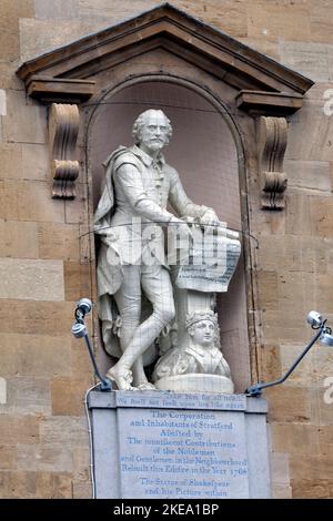 Statua di William Shakespeare sul municipio di Stratford-upon-Avon, Warwickshire, Inghilterra, Regno Unito Foto Stock