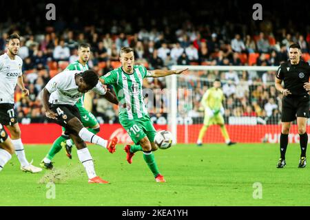 Yunus Musah di Valencia e Sergio Canales di Real Betis durante il campionato spagnolo la Liga partita di calcio tra Valencia CF e Real Betis Balompie il 10 novembre 2022 allo stadio Mestalla di Valencia, Spagna - Foto: Ivan Terron/DPPI/LiveMedia Foto Stock