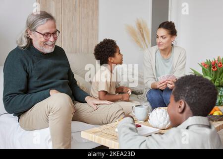Famiglia rilassante e giocare a giochi a casa Foto Stock