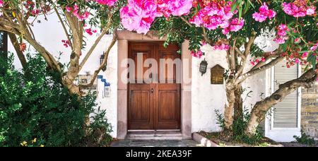 Vecchia porta di legno con fiori. scarica immagine Foto Stock