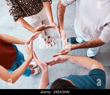 Lavoro di squadra, mani e cerchia di persone aziendali per il supporto, il potere e la fiducia per la collaborazione, sinergia e motivazione di team building in ufficio. Gruppo Foto Stock