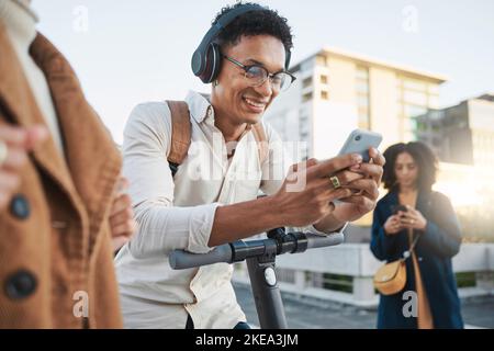 Black Man, social media su smartphone e scooter elettrico in città che viaggiano verso l'università con trasporti sostenibili ed ecologici e spostamenti. Felice Foto Stock