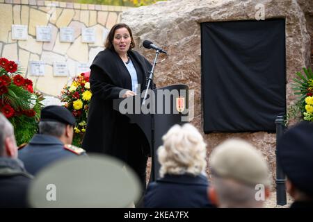 11 novembre 2022, Brandeburgo, Schwielowsee/OT Geltow: Tanja Menz, madre del soldato tedesco Konstantin Menz, morto nella missione afghana, parla all'apertura del memoriale ricostruito di Camp Marmal a Mazar-i Sharif nella "Foresta della memoria" al Bundeswehr Operations Command. Il boschetto d'onore di Camp Marmal in Afghanistan, sulla base della caserma di Henning von Tresckow, commemora i 59 soldati tedeschi e le famiglie di undici nazioni che hanno perso la vita in relazione alla missione afghana. Il boschetto commemorativo è stato fondato nel 2007 sulla iniziazione Foto Stock