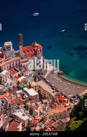 Atrani, Costiera Amalfitana, Italia. Immagine aerea della famosa città di Atrani situata sulla Costiera Amalfitana, Italia, nelle giornate di sole. Foto Stock