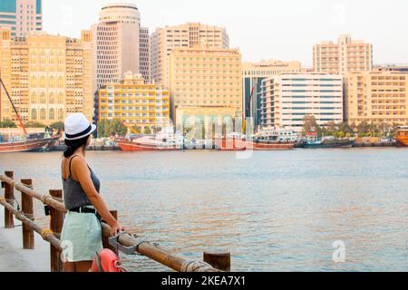 Dubai, Emirati Arabi Uniti - 12th ottobre, 2022: turista in Dubai Creek Godetevi la vacanza e guardare gli edifici di architettura bella Foto Stock