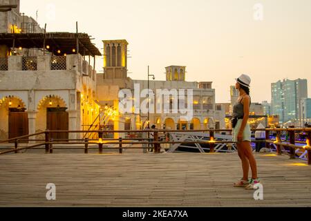 Dubai, Emirati Arabi Uniti - 12th ottobre, 2022: Stand turistico nel famoso vecchio ruscello di Dubai punto di riferimento da vecchi edifici storici Foto Stock