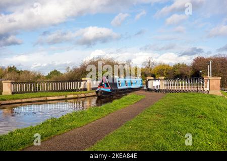 Battello a narrowboat sul canale che attraversa l'acquedotto di Thomas Telford progettato da Nantwich, mentre navighi sul canale Shropshire Union a Nantwich Cheshire, Inghilterra Foto Stock