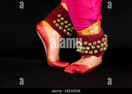 Gambe di ballerine classiche indiane femminili in vista da vicino che dimostrano la danza mudra o gesti di danza Bharatanatyam Foto Stock