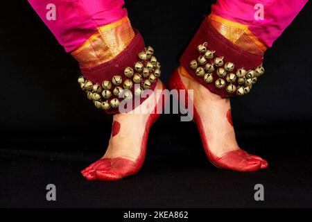 Gambe di ballerine classiche indiane femminili in vista da vicino che dimostrano la danza mudra o gesti di danza Bharatanatyam Foto Stock
