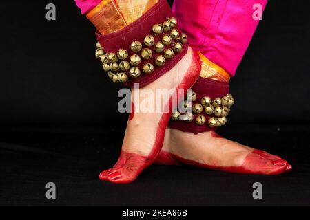Gambe di ballerine classiche indiane femminili in vista da vicino che dimostrano la danza mudra o gesti di danza Bharatanatyam Foto Stock