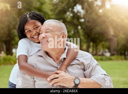 Uomo maturo, amore e abbraccio bambino in natura con nonno e nipote con essere amorevole, la cura con affetto fuori. Vecchio, bambina e. Foto Stock