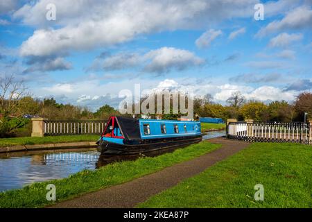 Battello a narrowboat sul canale che attraversa l'acquedotto di Thomas Telford progettato da Nantwich, mentre navighi sul canale Shropshire Union a Nantwich Cheshire, Inghilterra Foto Stock