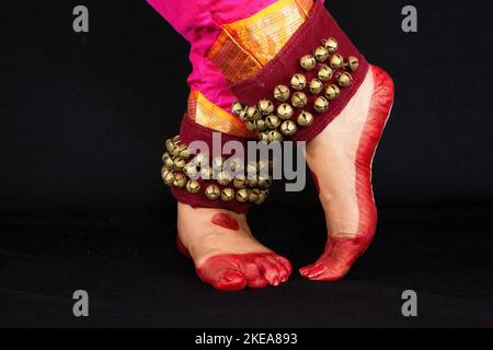Gambe di ballerine classiche indiane femminili in vista da vicino che dimostrano la danza mudra o gesti di danza Bharatanatyam Foto Stock