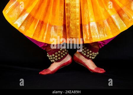 Gambe di ballerine classiche indiane femminili in vista da vicino che dimostrano la danza mudra o gesti di danza Bharatanatyam Foto Stock