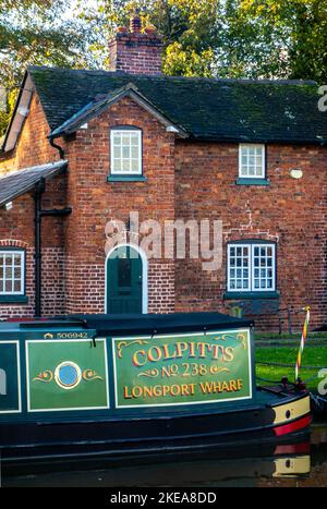 Vecchie barche a remi di canale funzionanti da Longport Wharf ormeggiate sul canale Shropshire Union all'esterno di un cottage canale a Nantwich Cheshire Foto Stock