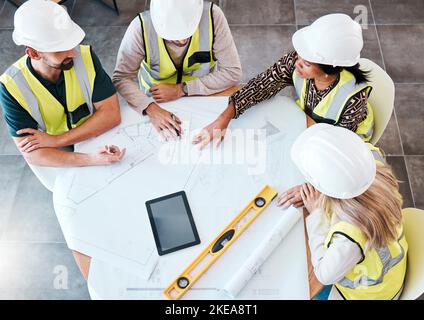 Sopra, progetto e architetti che progettano la progettazione della casa durante il meeting per la costruzione e la costruzione di progetti con la tecnologia. Lavoro di squadra, industriale e. Foto Stock