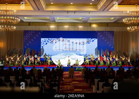 Phnom Penh, Cambogia. 11th Nov 2022. Gli artisti si esibiscono alla cerimonia di apertura dei vertici ASEAN del 40th e 41st e dei vertici correlati a Phnom Penh, Cambogia, 11 novembre 2022. Venerdì scorso i vertici ASEAN del 40th e del 41st e i vertici correlati sono stati inaugurati nella capitale della Cambogia, con particolare attenzione al proseguimento del processo di costruzione della comunità, alla pandemia post-COVID-19 e alle sfide della sicurezza regionale e globale, tra le altre cose. Credit: Notizie dal vivo su Zhu Wei/Xinhua/Alamy Foto Stock