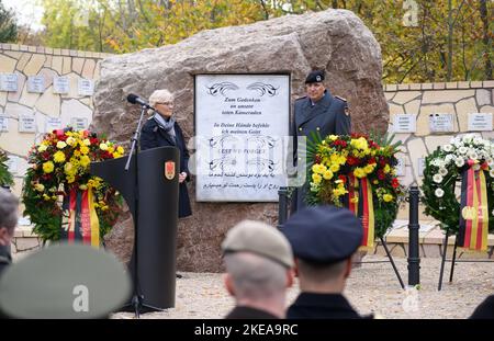 11 novembre 2022, Brandeburgo, Schwielowsee/OT Geltow: Christine Lambrecht (DOCUP), Ministro federale della difesa, E Markus Laubenthal, tenente generale dell'esercito tedesco e vice ispettore generale della Bundeswehr, svelano la targa commemorativa all'apertura del boschetto commemorativo ricostruito da Camp Marmal a Mazar-i Sharif nella "Foresta della memoria" al Bundeswehr Operations Command. Il boschetto d'onore di Camp Marmal in Afghanistan, sulla base della caserma di Henning von Tresckow, commemora i 59 soldati tedeschi e i parenti di undici nazioni che hanno perso la vita Foto Stock