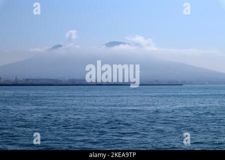 Napoli - Vesuvio tra la nebbia dall'aliscafo Foto Stock