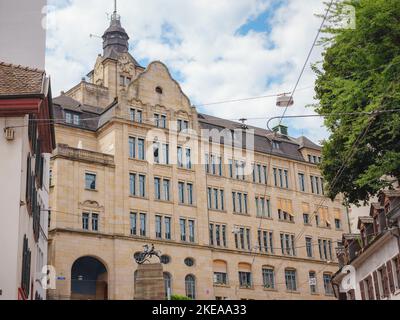 BASILEA, SVIZZERA, 7 LUGLIO 2022: Edifici storici nel centro di Basilea. Antica città ben conservata in Europa. Passeggiata nel centro città, facciate di edifici residenziali Foto Stock