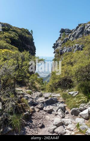 Vista dalla cima del sentiero escursionistico Platteklip Gorge sulla Table Mountain a Città del Capo. Parte di Città del Capo è visibile sotto Foto Stock