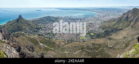 Panorama del Cape Town City Bowl visto da Table Mountain. Sono visibili Lions Head, Devils Peak, la stazione della funivia inferiore e Robben Island Foto Stock