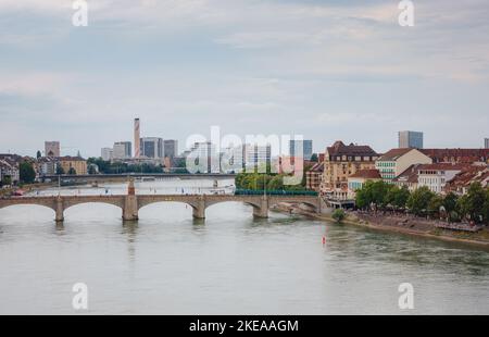 BASILEA, SVIZZERA, 7 LUGLIO 2022: ponte Wetsteinbrucke sul fiume Reno e gli edifici storici della città. Passeggiata attraverso la vecchia città ben conservata in Europa. Foto Stock