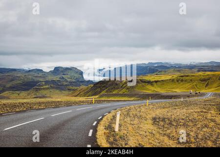 In un viaggio attraverso il paesaggio islandese con ghiacciai Foto Stock