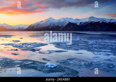 Morganstimmung über dem mit Eisschollen bedeckten Turnagain Arm und den Kenai Berge im Hintergund, Kenai Halbinsel, Alaska, USA Foto Stock