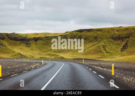 Viaggiando attraverso l'Islanda - strada tortuosa paesaggio vulcanico Foto Stock