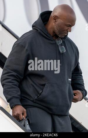 Monaco, Germania. 11th Nov 2022. Calcio americano: Campionato NFL professionale, Tampa Bay Buccaneers arrivo all'aeroporto di Monaco. Todd Bowles, allenatore dei Buccaneers Tampa Bay scende dall'aereo. Credit: Ulrich Gamel/Kolbert-Press/dpa/Alamy Live News Foto Stock