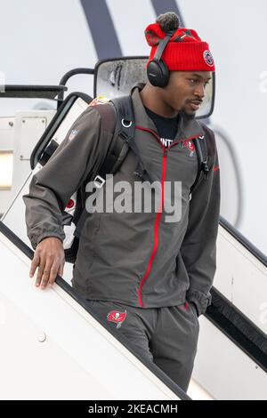 Monaco, Germania. 11th Nov 2022. Calcio americano: Campionato professionale NFL, arrivo dei Buccaneers Tampa Bay all'aeroporto di Monaco. Jamel Dean, caposaldo dei Tampa Bay Buccaneers, scende dall'aereo. Credit: Ulrich Gamel/Kolbert-Press/dpa/Alamy Live News Foto Stock