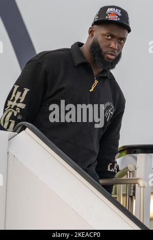 Monaco, Germania. 11th Nov 2022. Calcio americano: Campionato professionale NFL, arrivo dei Buccaneers Tampa Bay all'aeroporto di Monaco. Leonard Fournette, che corre indietro dei Buccaneers Tampa Bay, scende dall'aereo. Credit: Ulrich Gamel/Kolbert-Press/dpa/Alamy Live News Foto Stock