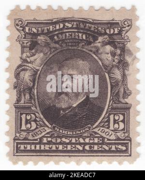 USA - 1902: Un francobollo viola-nero da 13 centesimi raffigurante il ritratto di Benjamin Harrison. Avvocato e politico americano che è stato il 23rd presidente degli Stati Uniti dal 1889 al 1893. Era un membro della famiglia Harrison della Virginia, un nipote del nono presidente, William Henry Harrison, e un bisnonno di Benjamin Harrison V, un padre fondatore. Harrison è nato in una fattoria dal fiume Ohio e si è laureato alla Miami University di Oxford, Ohio. Dopo essersi spostato ad Indianapolis, si è stabilito come avvocato locale prominente, capo della chiesa presbiteriana e politico Foto Stock