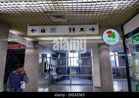 L'interno dell'aeroporto internazionale di Lisbona, Portogallo Foto Stock