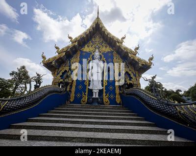 Wat Rong Suea Ten, meglio conosciuto come il Tempio Blu, si trova a Chiang Rai, a quattro ore di guida a nord di Chiang mai. Le statue e le pareti del tempio sono decorate in una brillante tonalità blu di zaffiro. Foto Stock