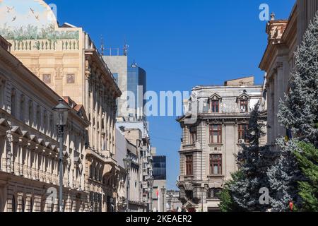 Gli edifici sulla strada Ion Ghica sono eclettici ma tendenti allo stile architettonico neoclassico, agli uffici delle grandi banche, agli hotel prestigiosi e ai negozi di souvenir Foto Stock