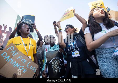 Sharm El Sheikh, Egitto. 11th Nov 2022. Vanessa Nakate (L), attivista del clima ugandese, grida gli slogan di venerdì per una protesta futura durante la Conferenza delle Nazioni Unite sul cambiamento climatico del 2022 COP27. Credit: Gehad Hammy/dpa/Alamy Live News Foto Stock