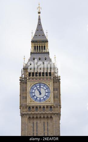 Il quadrante dell'orologio sulla Elizabeth Tower mostra le ore 11:00 mentre i membri del pubblico osservano un silenzio di due minuti in Parliament Square, Westminster, per ricordare i morti di guerra nel giorno dell'armistizio. Data immagine: Venerdì 11 novembre 2022. Foto Stock