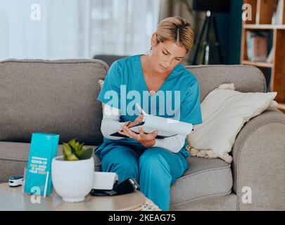 Medico, divano e infermiera scrivere le note in soggiorno a casa cura con la documentazione di assicurazione. Professionale, professionale e sanitario Foto Stock