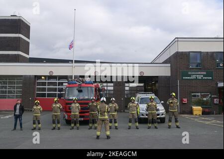 Icknield Port Road, Birmingham, 11 novembre 2022. - I vigili del fuoco delle West Midlands alla stazione dei vigili del fuoco di Ladywood a Birmingham stanno in fila e osservano i 2 minuti di silenzio alle 11:00, ricordando i caduti dell'11 novembre, giorno dell'armistizio. Fig. By: Stop Press Media / Alamy Live News Foto Stock